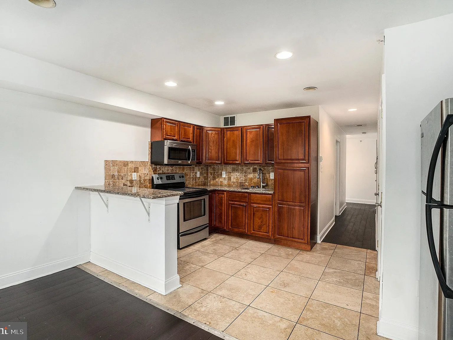 3 bed, 1.0 bath, 950 sqft, $1,800 — Photo 3