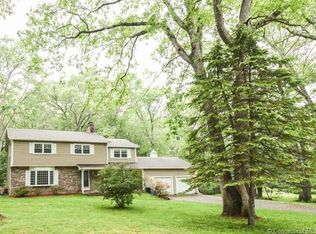 14 Friar Tuck Dr, Gales Ferry, CT 06335