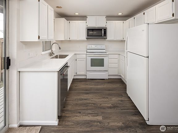 4th image of 15714 Admiralty Way #C