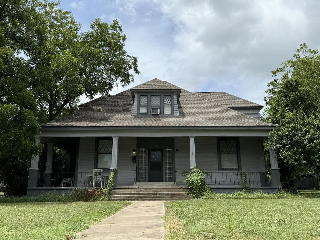 906 N Penelope St — Photo 2