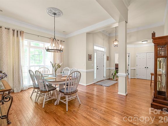 5th image of 11811 Crossroads Pl