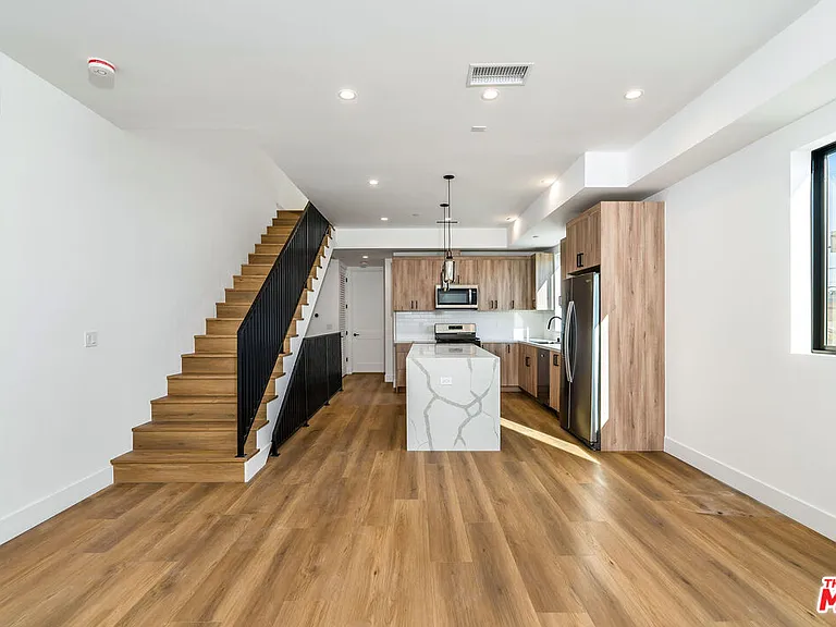2204 1/2 Carmona Ave — Photo 4