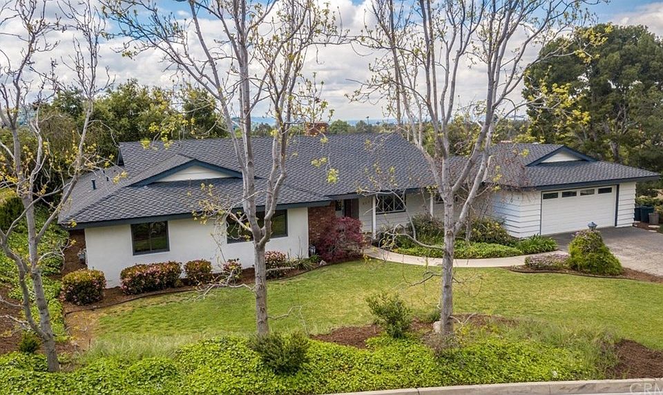 1st image of 407 Oak Knoll Dr