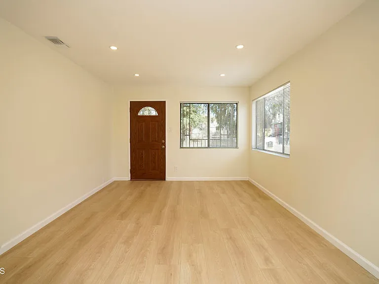 2938 Warwick Ave — Photo 4