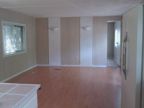 3rd image of 104 Robin Dr