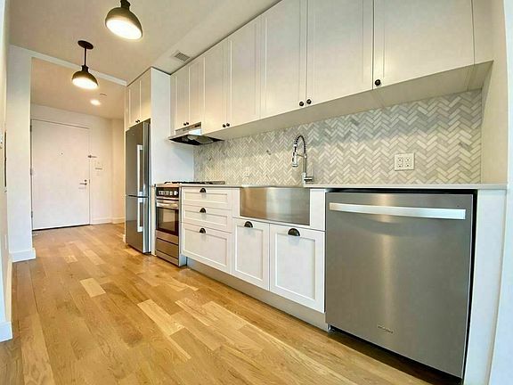 5th image of 1525 Bedford Ave #806