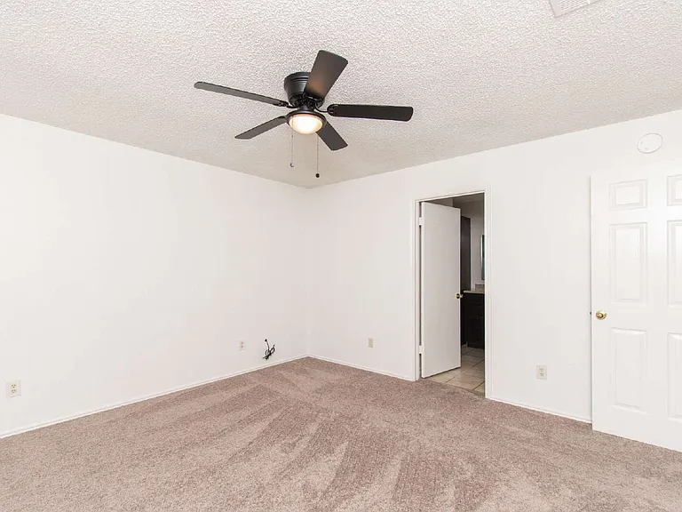 2104 Corona Dr — Photo 16