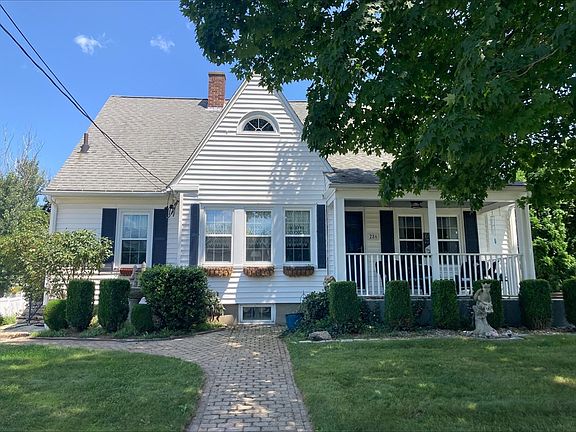 2nd image of 286 N Main St