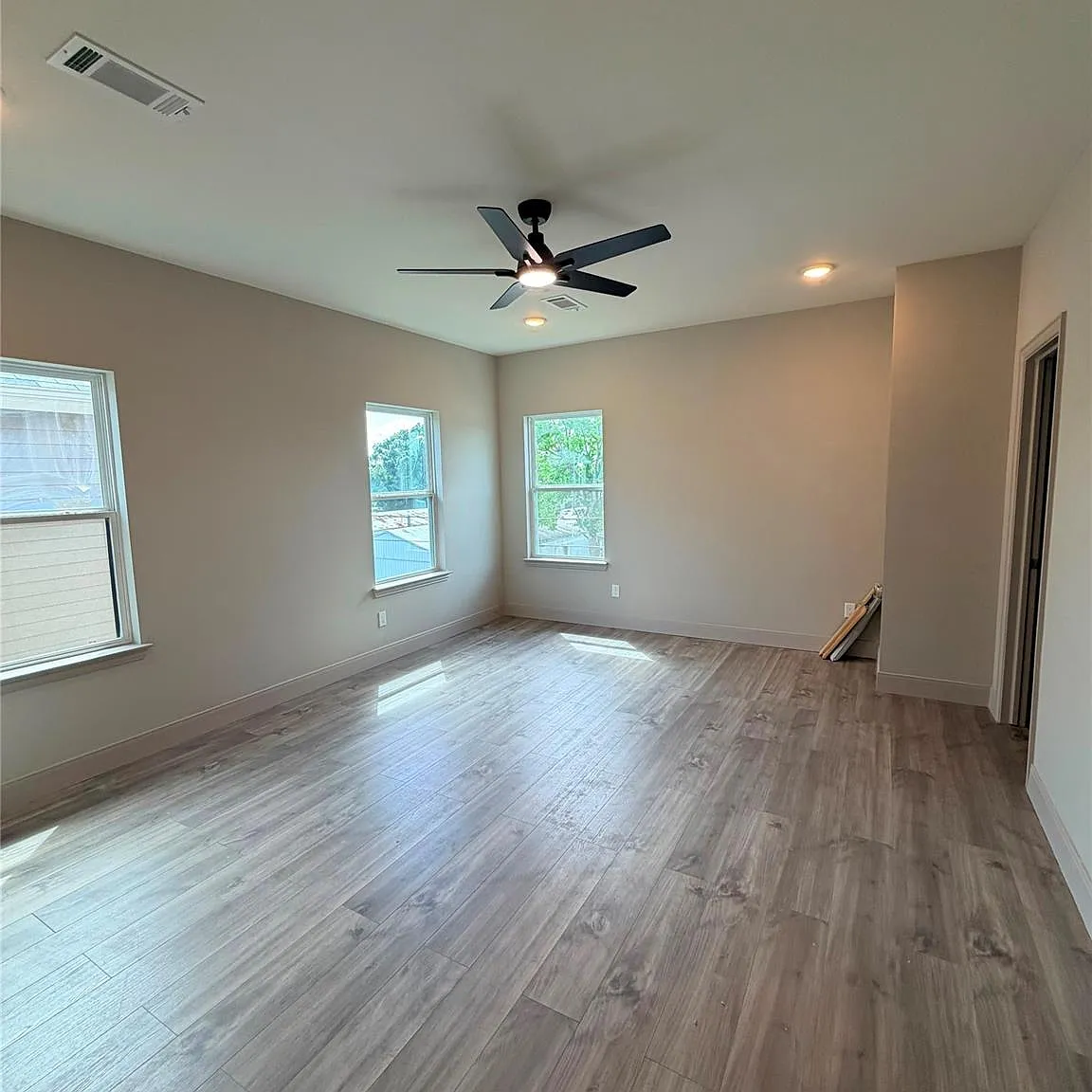 3 bed, 2.5 bath, 1724 sqft, $1,950 — Photo 3