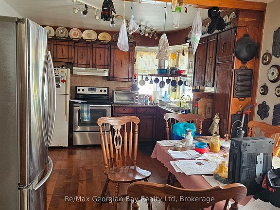 3rd image of 8 Sturgeon Bay Rd