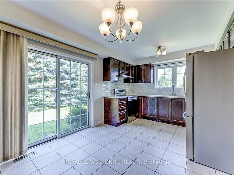 57 Armitage Cres — Photo 18
