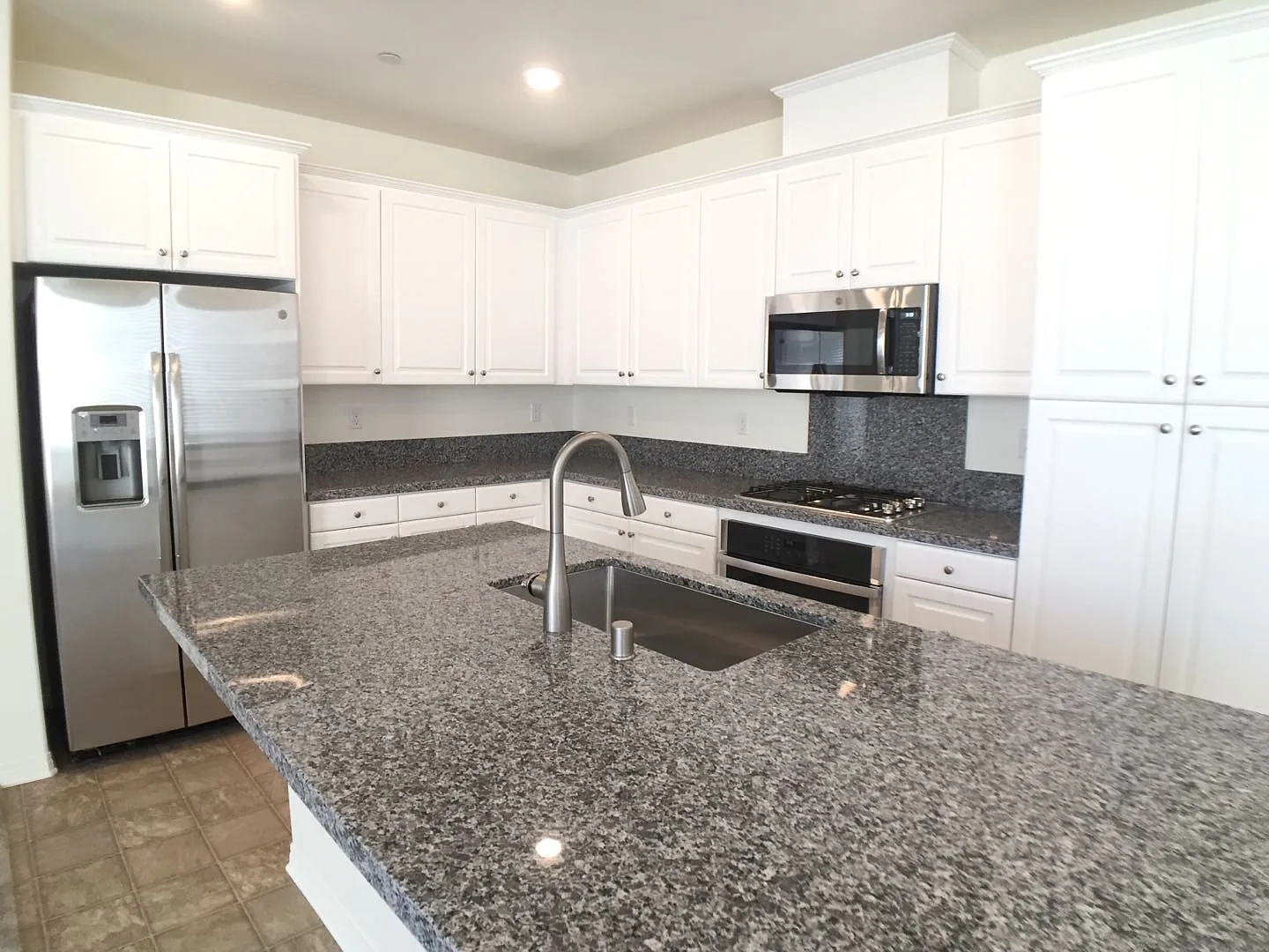 4 bed, 3.5 bath, 2462 sqft, $3,600 — Photo 2