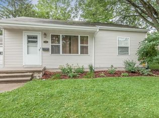 1442 Oakland Rd NE, Cedar Rapids, IA 52402