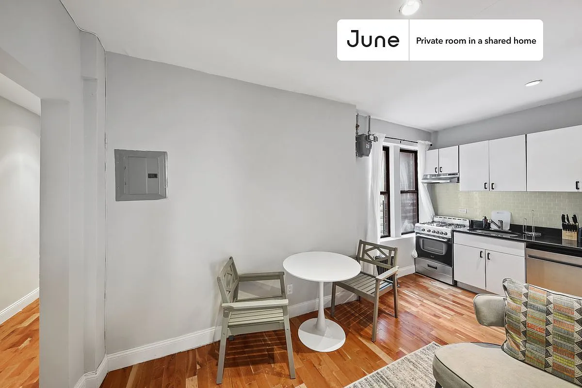 Queen bedroom in 3 bed/1 bath home in East Harlem #700 C — Photo 4