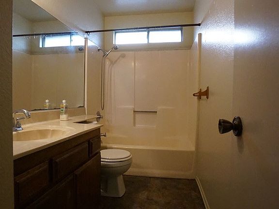 5th image of 413 N Imperial Ave