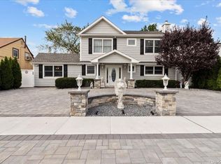 26 Old Hill Ln, Levittown, NY 11756