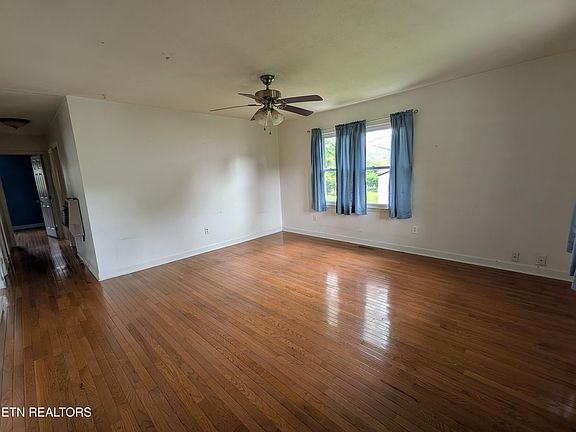 4th image of 712 W Walden St