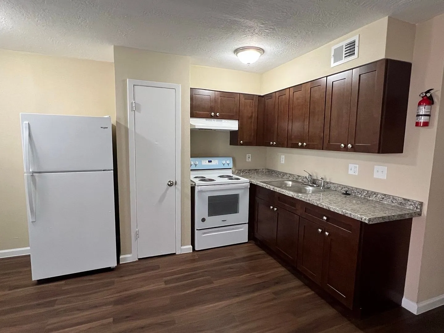 Main Plaza Apartments — Photo 1