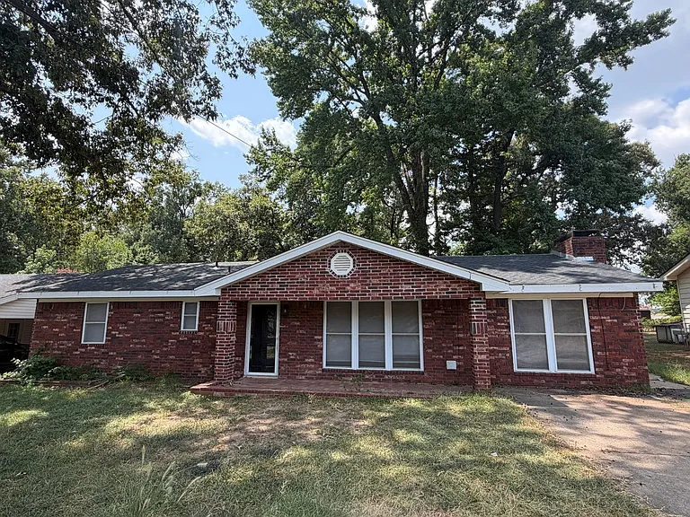 1900 Green Acres Rd — Photo 1