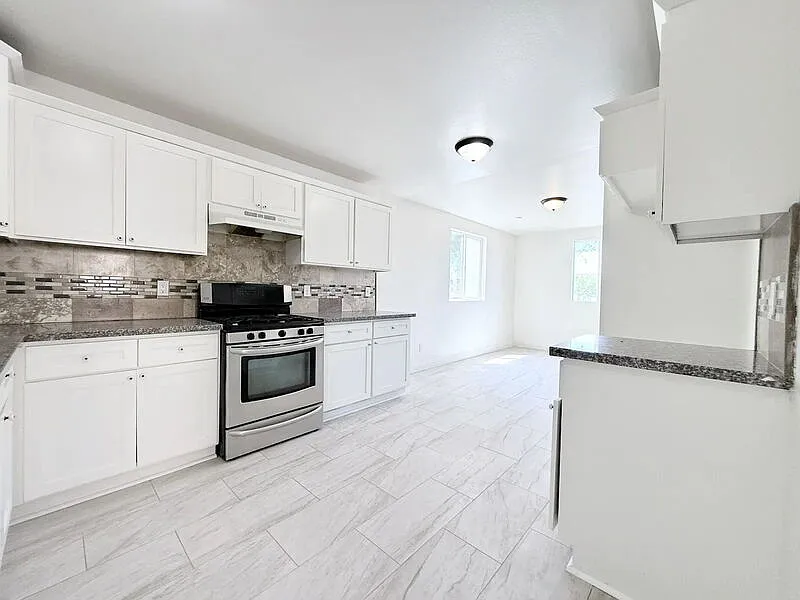 5 bed, 3.0 bath, 1849 sqft, $3,995 — Photo 3