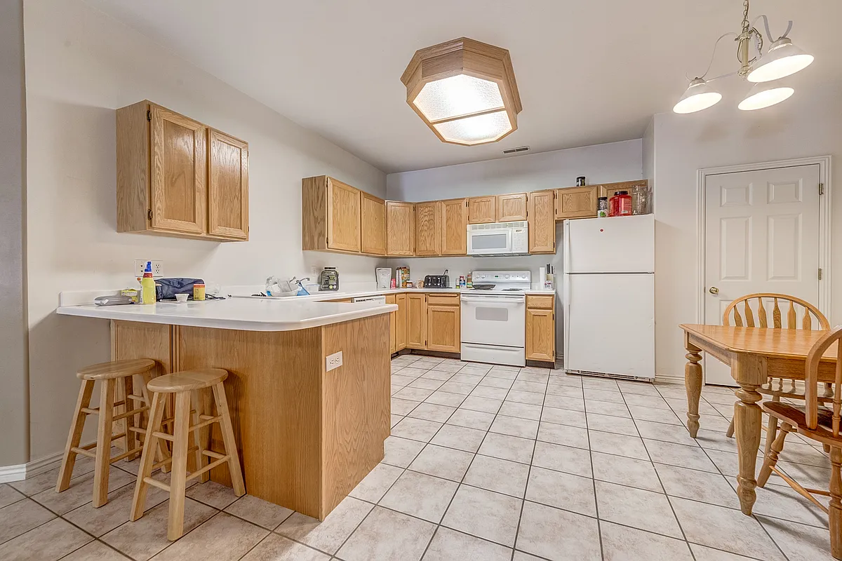 Building Photo - 405 N Belmont Pl #350