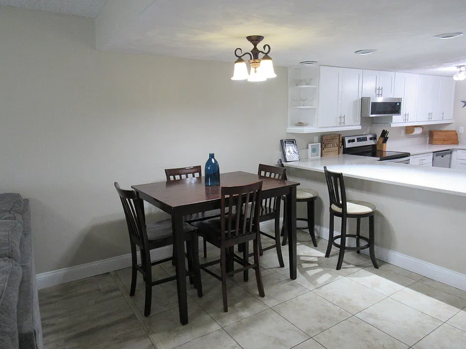 Dining area and breakfast bar