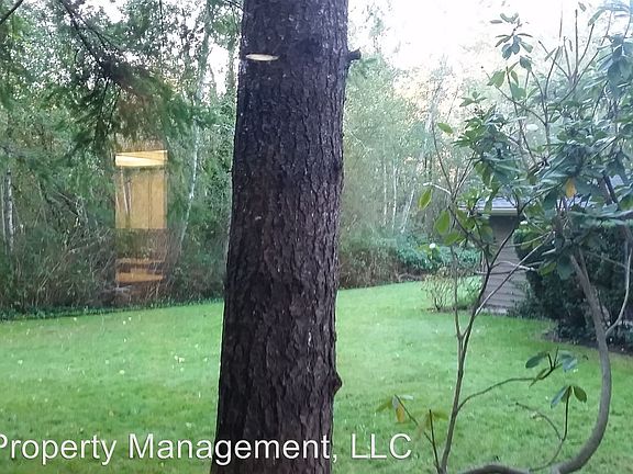 4th image of 825 NW Huckle Dr