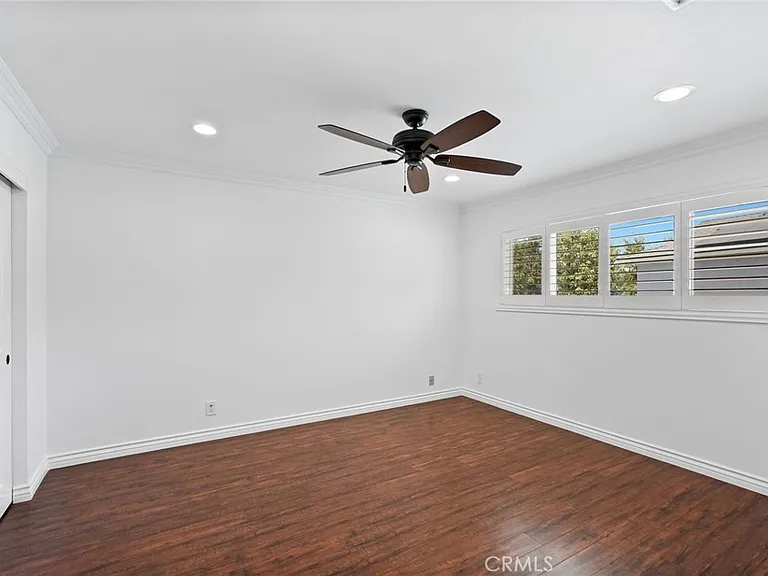 10811 Des Moines Ave — Photo 32