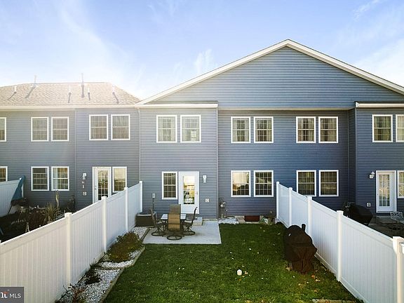 4th image of 260 Parkside Ct