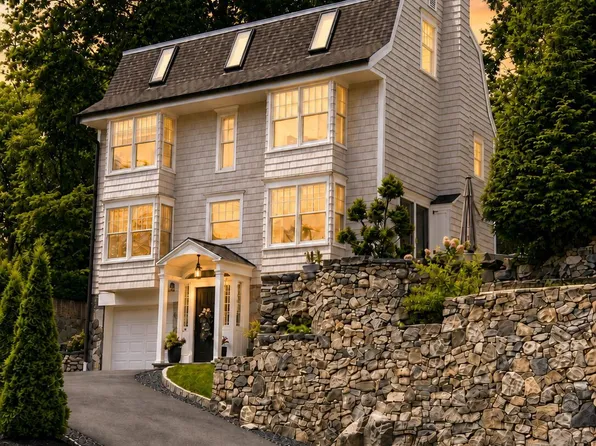 316 Valley Rd, Cos Cob, CT 06807
