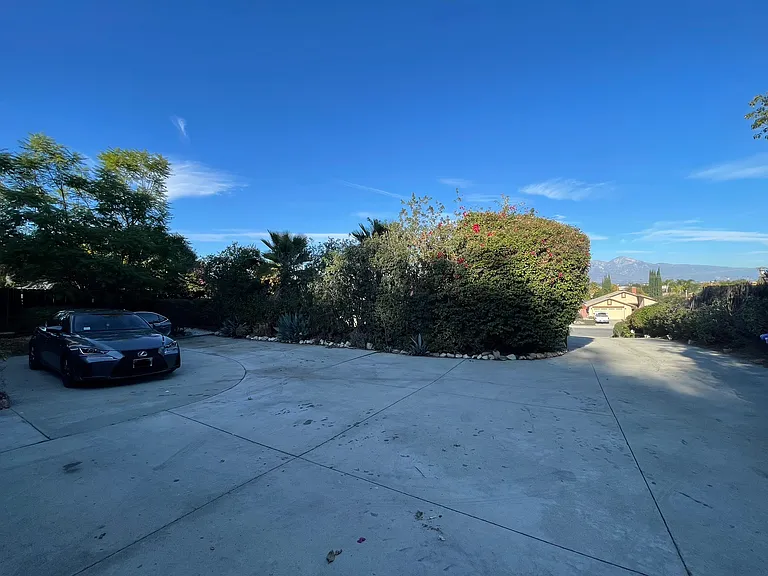 1868 W Phillips Dr — Photo 2