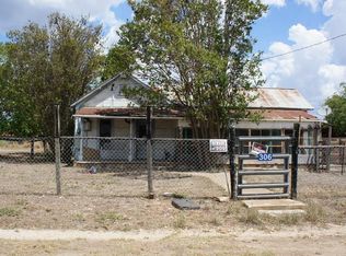 304-306 1st St, Center Pt, TX 78010