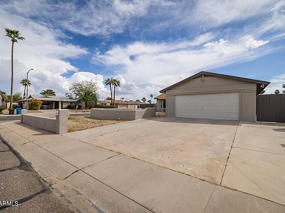 3rd image of 3921 E DAHLIA Drive