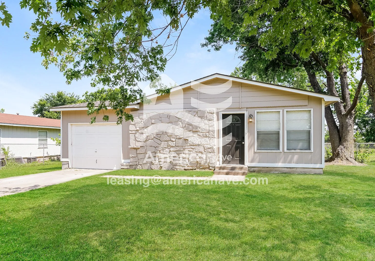 3 bed, 1.0 bath, 1042 sqft, $1,291 — Photo 1