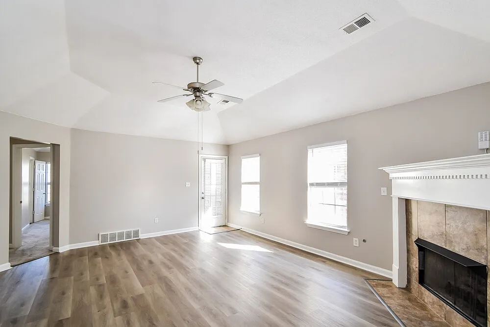 3 bed, 2.0 bath, 1403 sqft, $1,845 — Photo 4