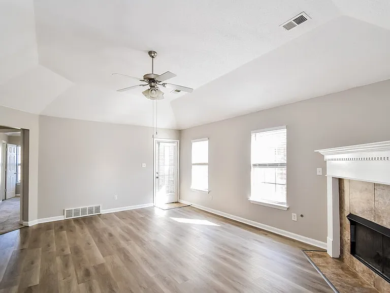 7862 Fallstone Rd — Photo 4