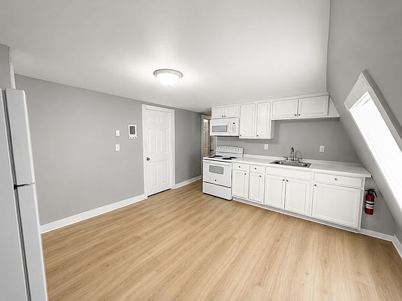 3rd image of 25 Clinton St APT 3