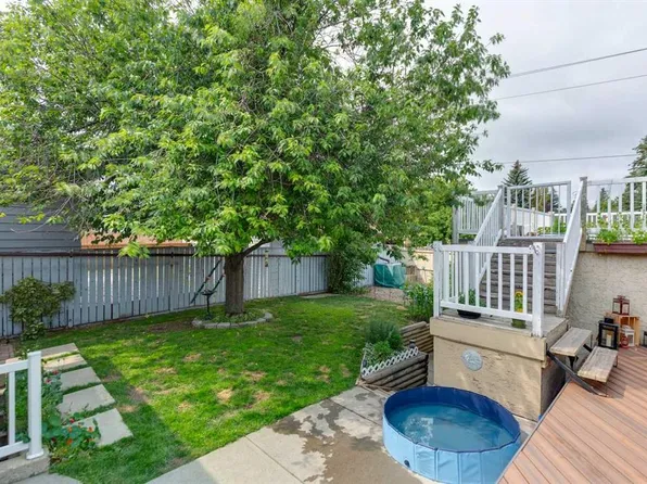 107 E Bermuda Dr NW, Calgary, AB T3K 1H6