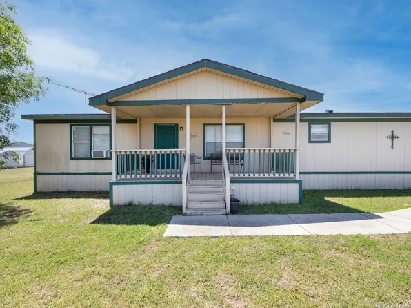 745 WARNCKE RD, La Vernia, TX 78121