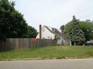 60 Hickory St, Central Islip, NY 11722