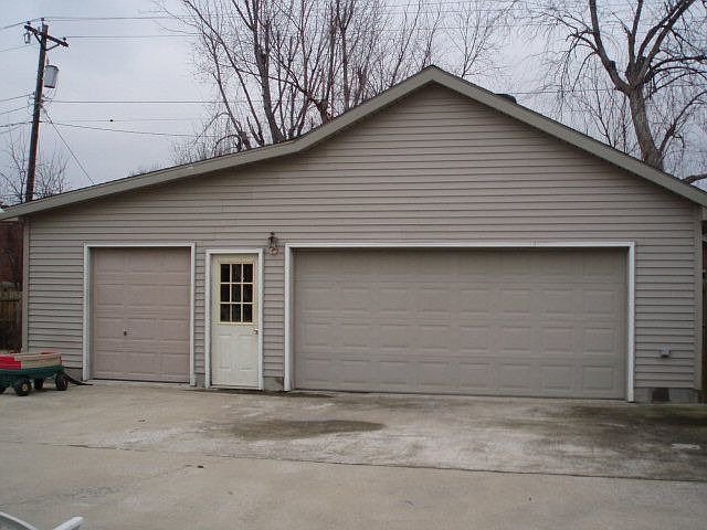 2nd image of 3837 Lewis Ln