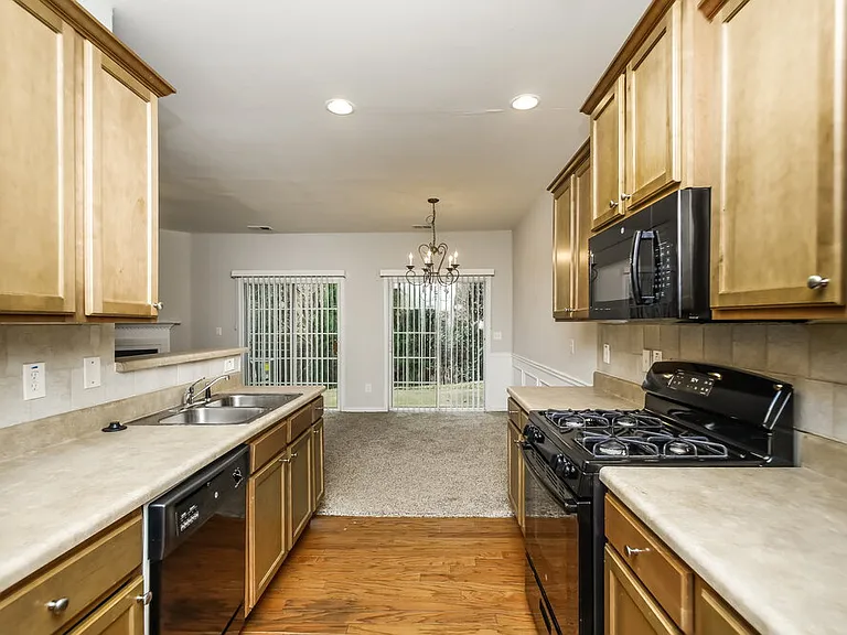 713 Celeste Ln SW — Photo 10