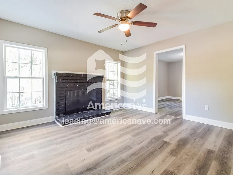 1670215_002_wm_-_living_room_13511529.jpg