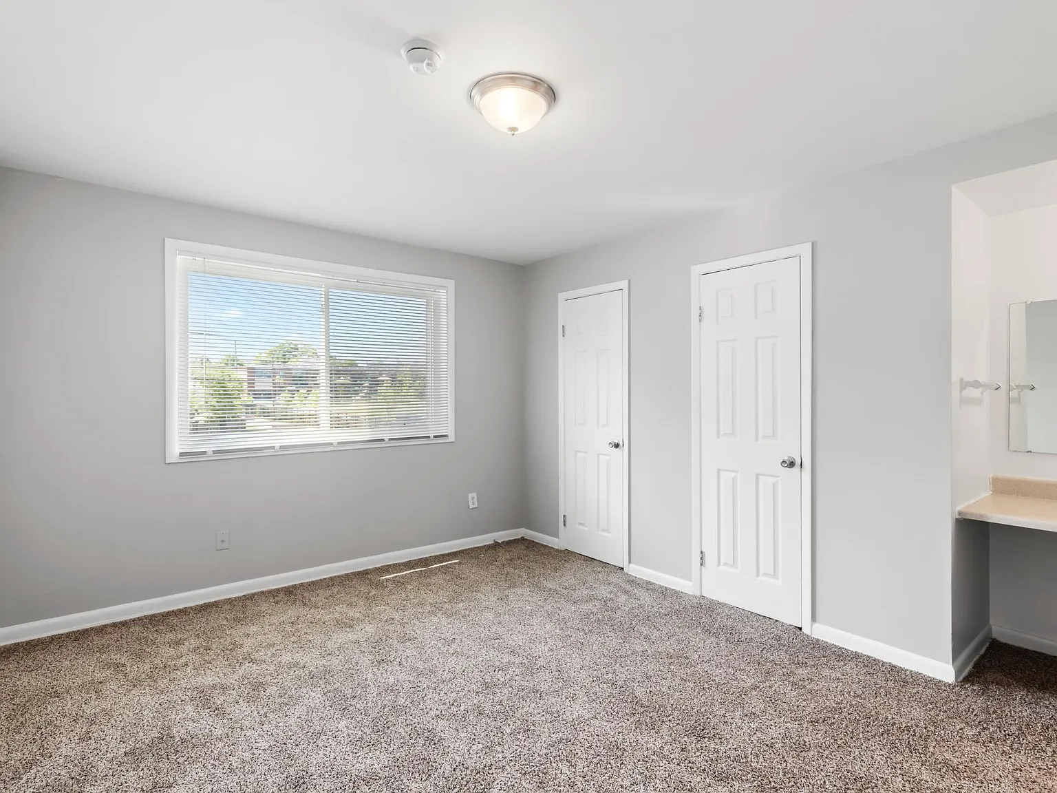 3 bed, 950 sqft, $2,100 — Photo 4