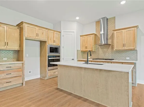 1565 Grayhawk Dr, Basehor, KS 66007