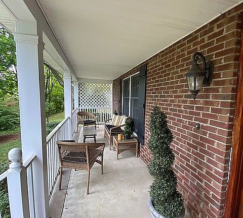 Front Porch w/2 sitting area