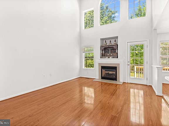 5th image of 397 Wheatfield Cir