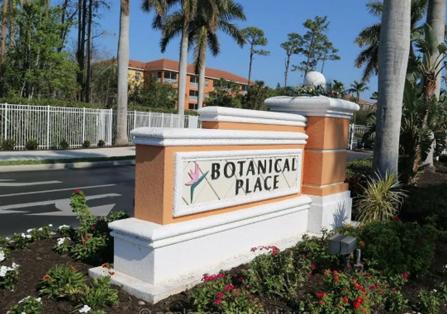 ** 2 Bedroom Plus A Den - 2 Bath Seasonal Beautiful Condo Available For Season ** Prime Location ... — Photo 4