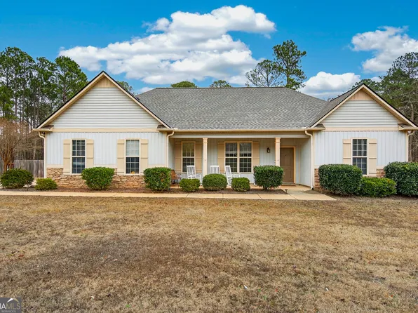 107 Amhurst Dr, West Point, GA 31833