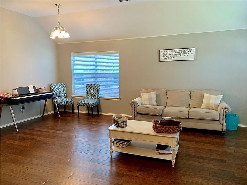 1st image of 513 Dartmoor Dr